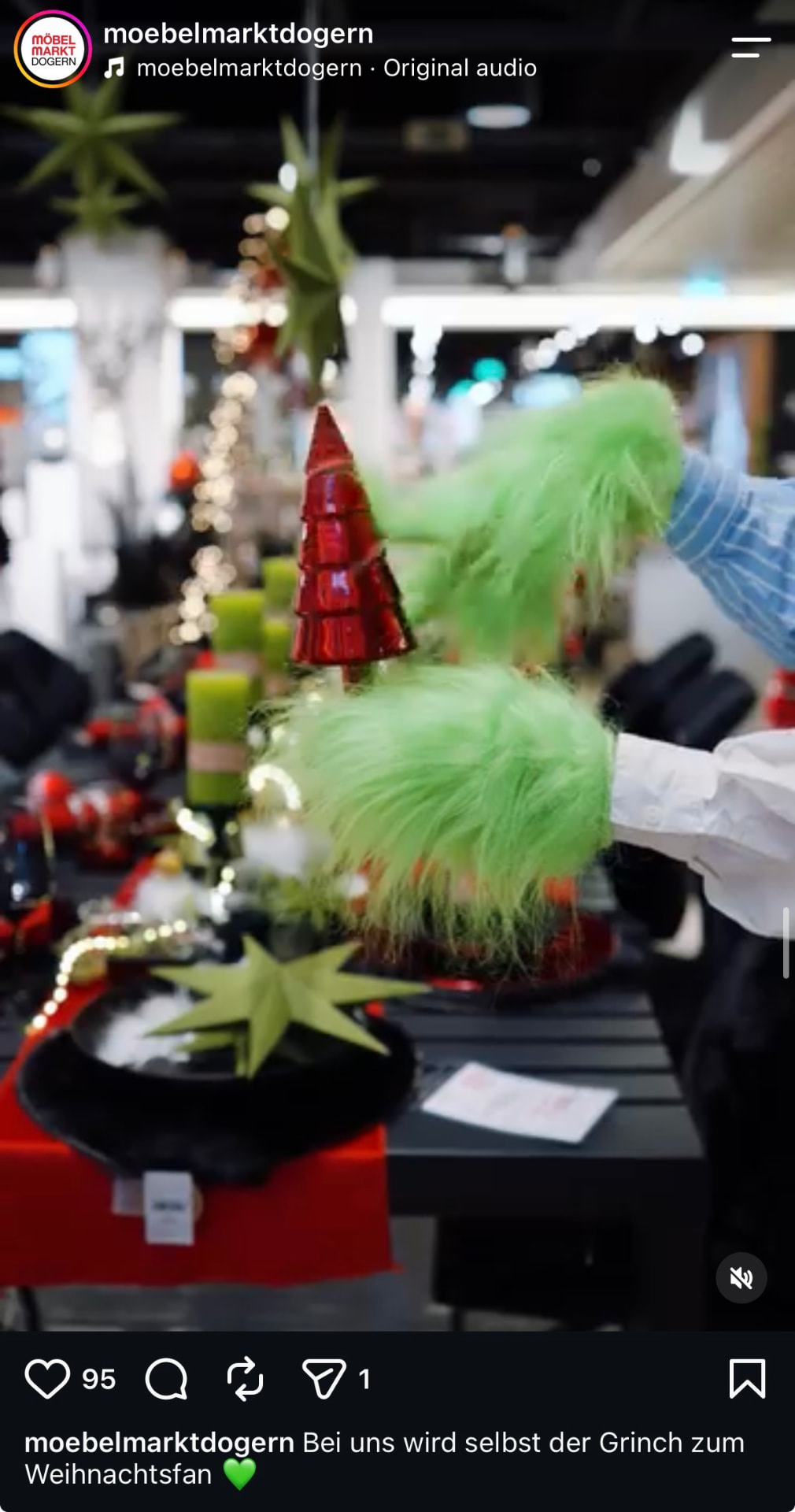 Instagram-Reel von Möbelmarkt Dogern mit weihnachtlicher Dekoration im Möbelhaus
